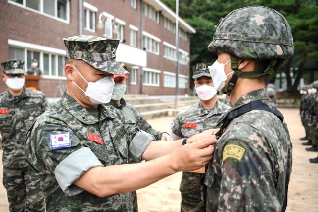 해병대교육훈련단 해사 1학년 167명에 해병대 유격 휘장 수여.jpg