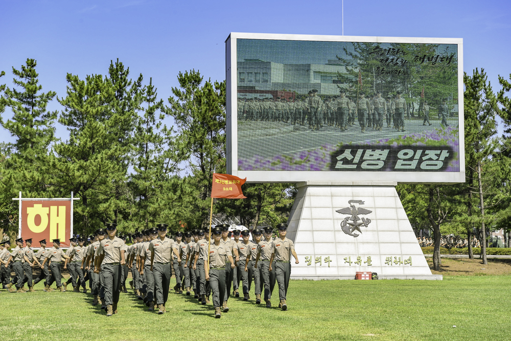 해병대 신병 1306기 수료식 날아라마린보이 사진.jpeg