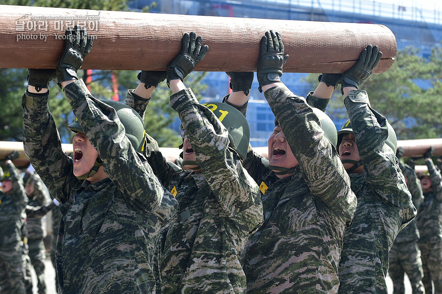 신병1315기_2교육대_장애물2_7490.jpg