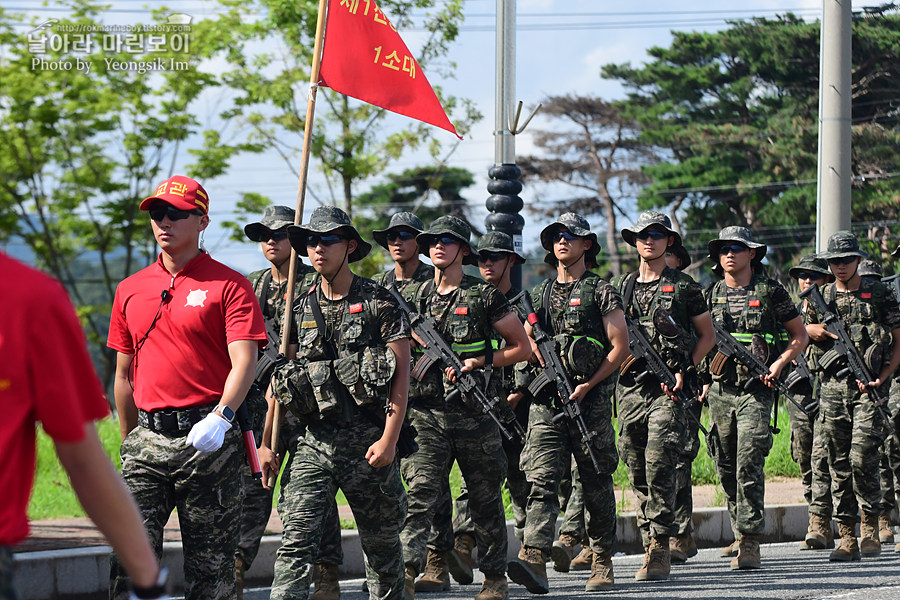 신병1307기_빨간명찰수여식_1945.jpg