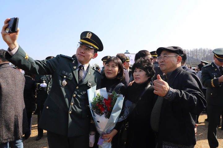 28일 충북 괴산군 육군학생군사학교에서 열린 '2025년 대한민국 학군장교 임관식'에서 임관 소위가 가족과 함께 기념촬영을 하고 있다.jpg